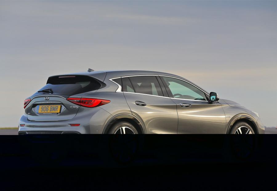 Infiniti Q30S 2.2d AWD 2016 года  (UK) (фото 9 из 25)